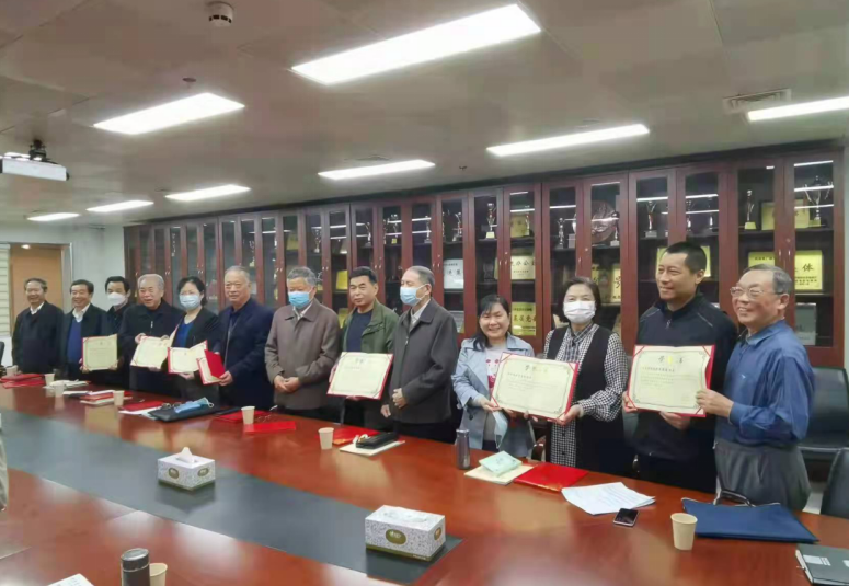 关于全省老记者看河南活动 先进集体和个人的表彰决定