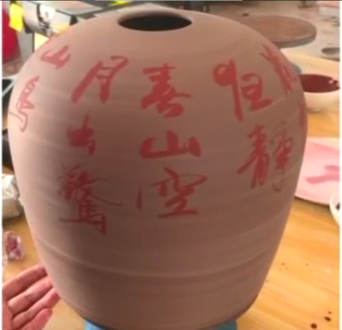 河南中州书画院许昌分院院长苏砚君独辟蹊径，创新探索钧瓷书画