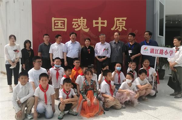 “国瑰中原.甲骨文文字展”吸引众多学生“沉浸式体验”