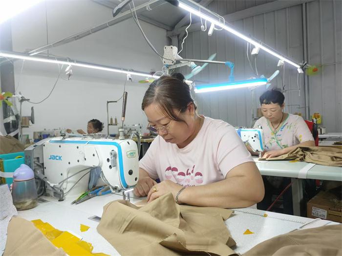 河南宝丰：家门口的服装厂 让群众零基础实现就业梦