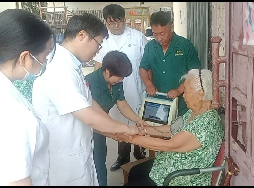 宝丰县商酒务镇：开展“健康敲门行动” 让失能老人更有“医”靠