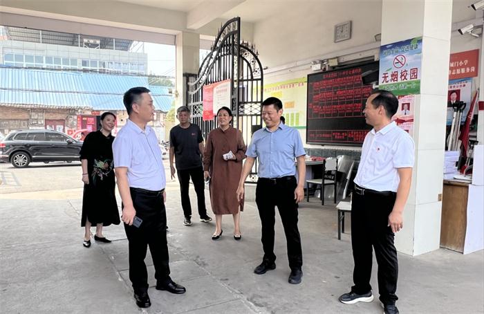 桃李芬芳意，关怀暖人心！河南康龙实业爱心集团到西城门小学开展教师节慰问···