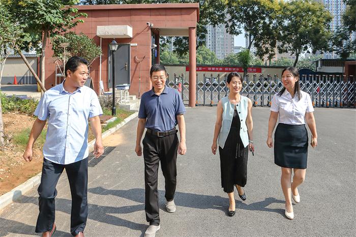 河南省陆浑水库运行中心到希望路小学开展教师节慰问活动