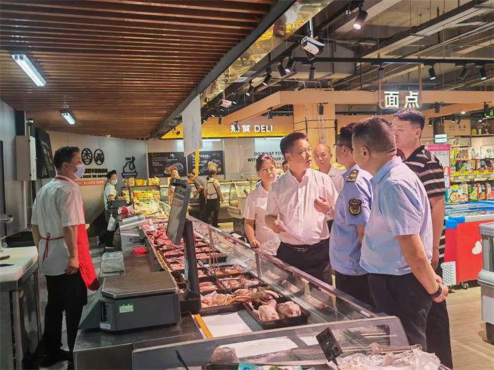 宝丰县父城街道办事处：突击夜查！何耀华带队双节夜查守平安