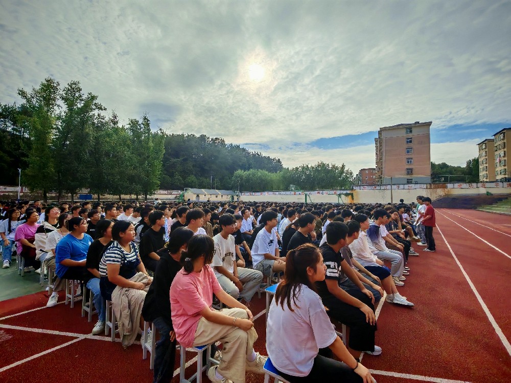 鲁山县：”开心灵之窗  扬学海之帆”江河高中开展心理健康教育讲座