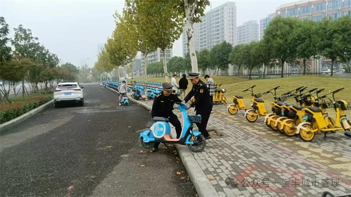 ​宝丰城管：规范非机动车乱停乱放 打造整齐有序城市环境