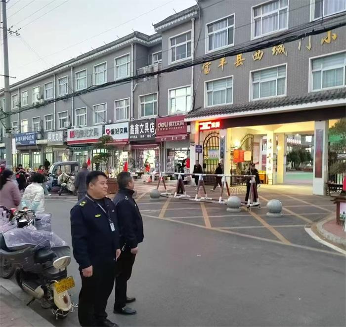宝丰城管：用心守好“护学岗” 全力服务保障校园周边秩序
