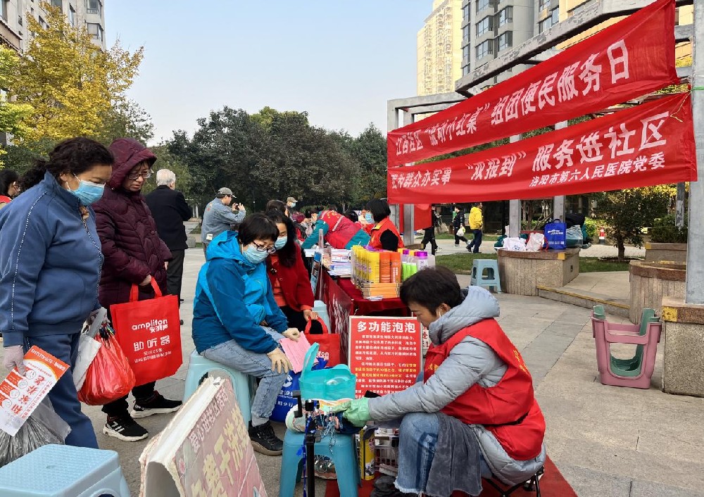 “流动小红桌” 服务群众零距离