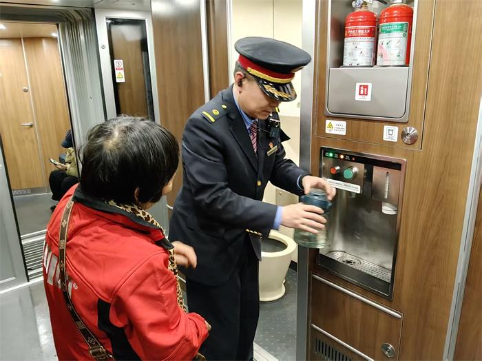 扎根春运一线 彰显军人本色 —— 宁波一队民兵突击队便民服务暖人心